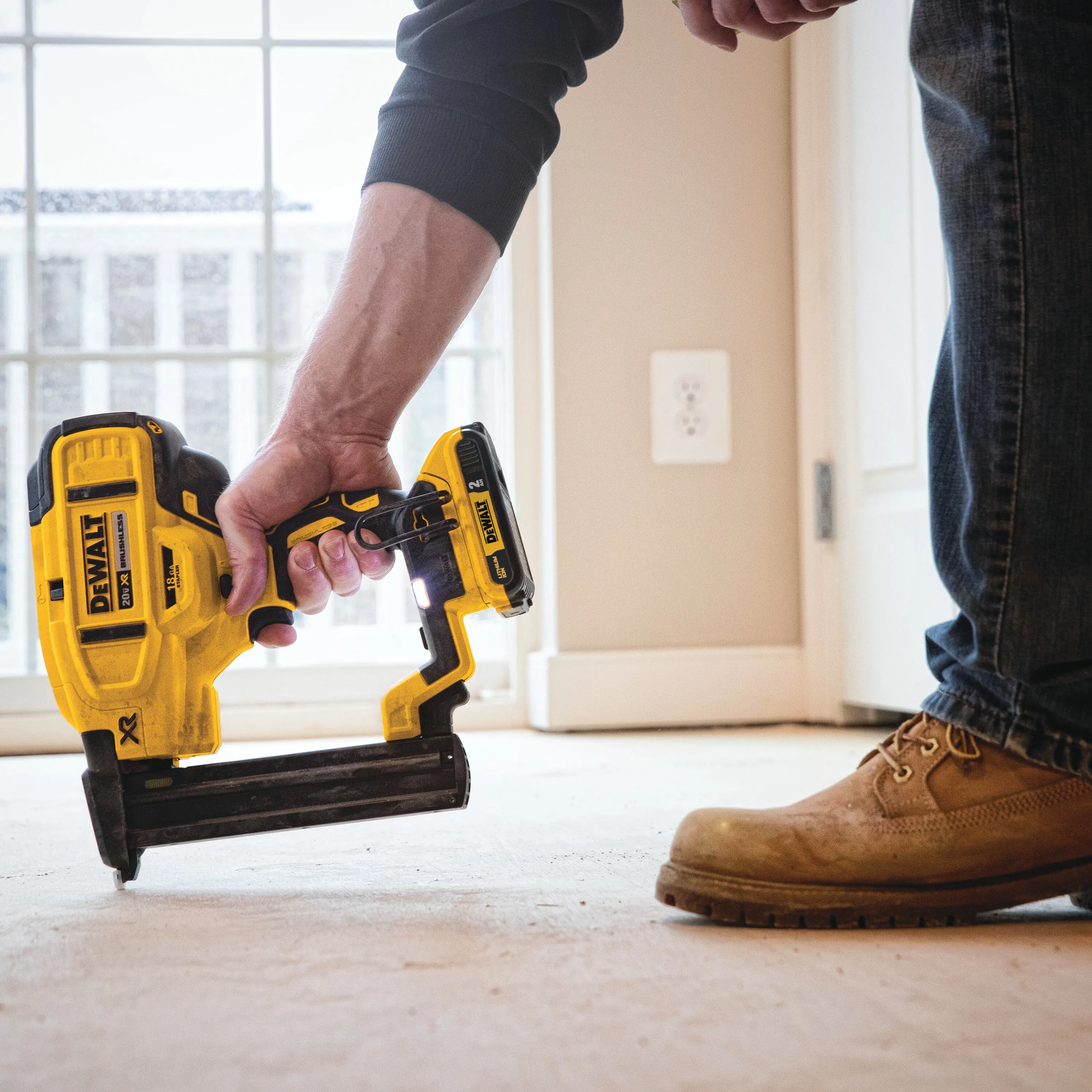 DeWalt DCN681D1 Cordless Stapler Kit