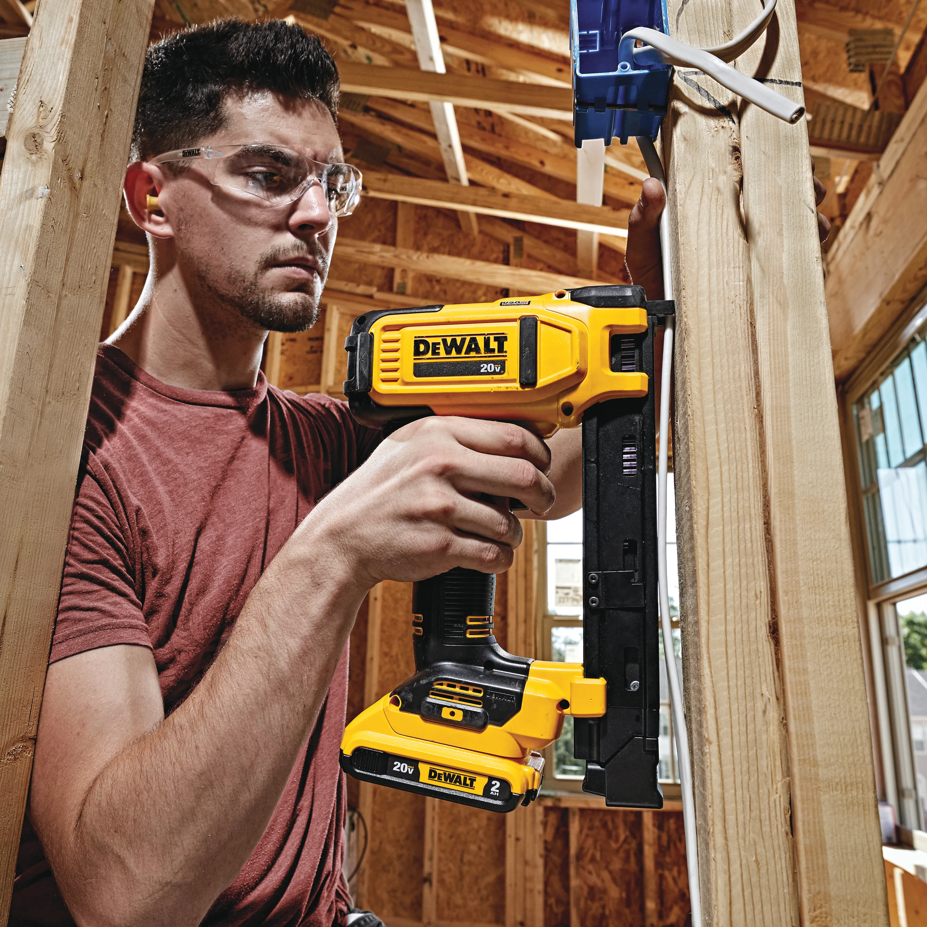 DeWalt DCN701D1 Cordless Cable Stapler Kit