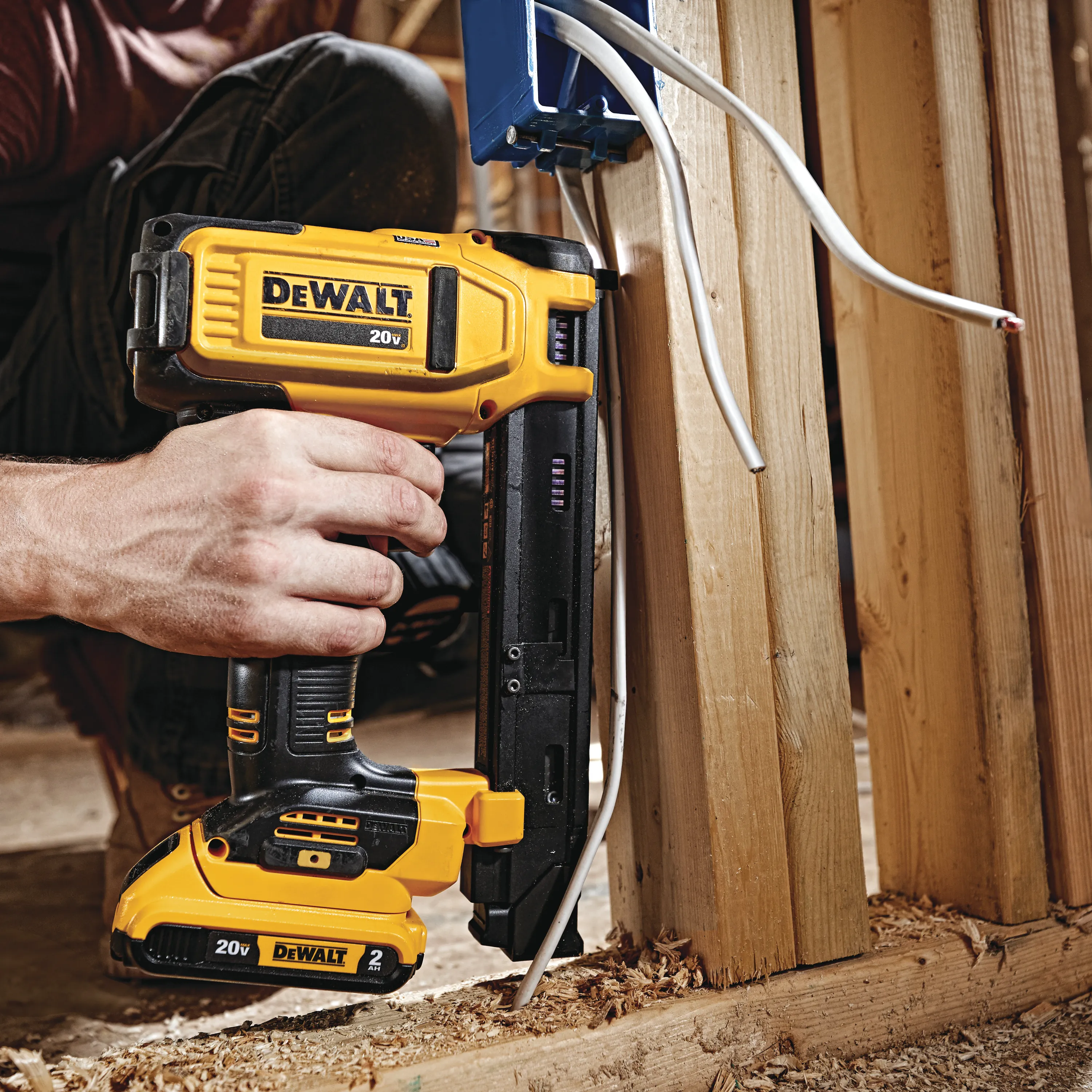DeWalt DCN701D1 Cordless Cable Stapler Kit